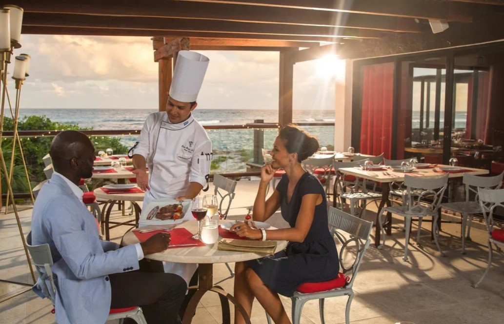 Couple in restaurant in Cancun